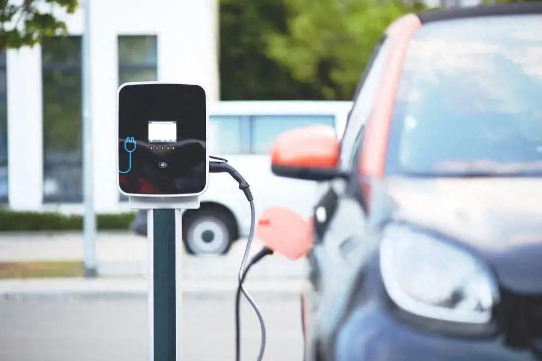 Advantages and Disadvantages of Fast and Slow Charging for Electric Vehicles