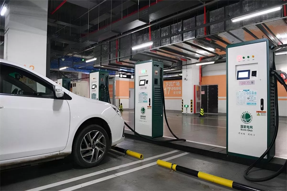 Comprehensive Overview of the Pros and Cons of 5 Electric Vehicle Charging Methods